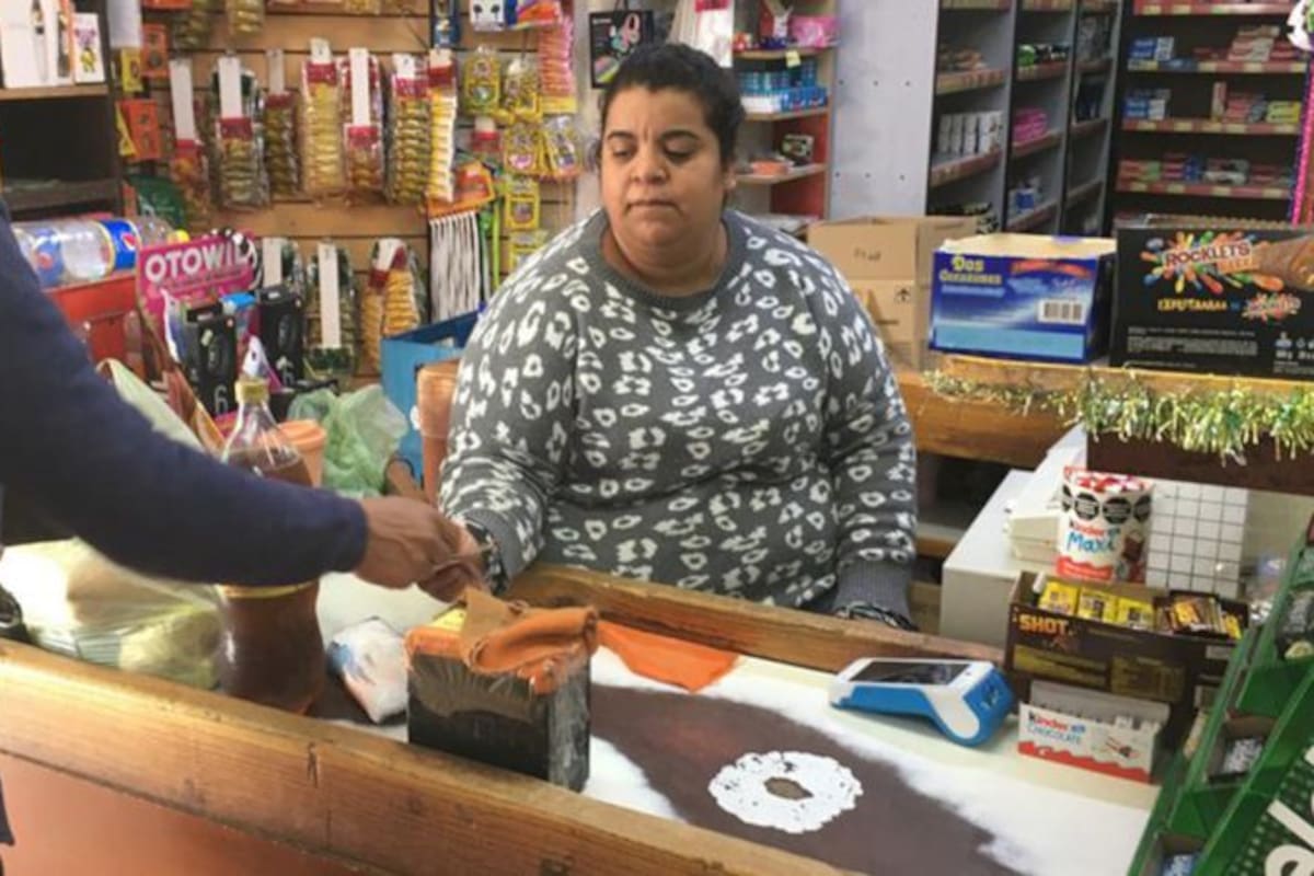 "La gente ya no se fija en la marca, solo en el precio", afirma Yanina, dueña de un supermercado en un barrio de clase obrera