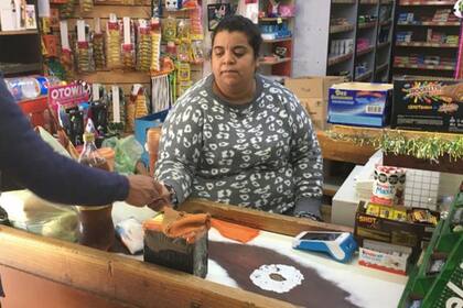 "La gente ya no se fija en la marca, solo en el precio", afirma Yanina, dueña de un supermercado en un barrio de clase obrera