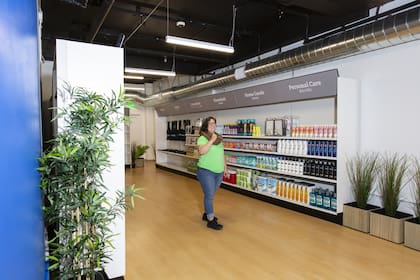 La gerenta del local Rebecca Schiffman se ocupa de asistir a los clientes ante alguna duda en el proceso de compra