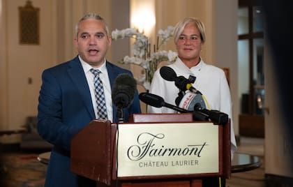 La gerente general del Fairmont Chateau Laurier, Genevieve Dumas, escucha al detective de los servicios de policía de Ottawa, Akiva Gellar, hablar sobre el retrato robado de Yousuf Karsh de Winston Churchill, "The Roaring Lion" (Adrian Wyld/The Canadian Press via AP)