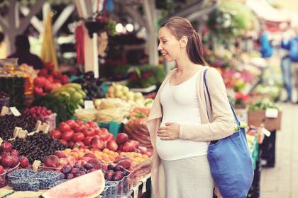 La gestación es una etapa en donde el cuerpo tiene necesidades nutricionales diferentes. Ante esto, compartimos con vos recomendaciones generales que te ayudarán a despejar inquietudes sobre qué, cuánto y cómo alimentarse durante este período