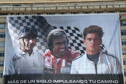 La gigantografía de Juan Manuel Fangio, Carlos Reutemann y Franco Colapinto