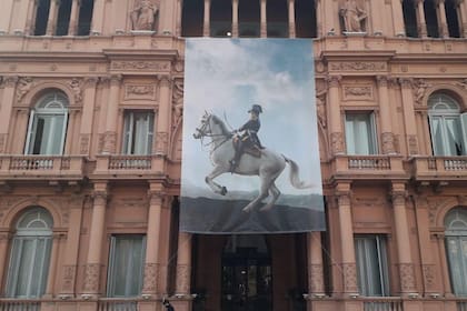 La gigantografía de San Martín en la fachada de la Casa Rosada