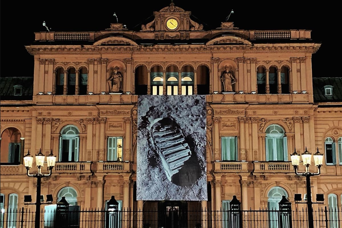 La gigantografía que recuerda la llegada a la Luna que colocaron en la fachada de la Casa Rosada