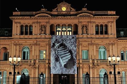 La gigantografía que recuerda la llegada a la Luna que colocaron en la fachada de la Casa Rosada