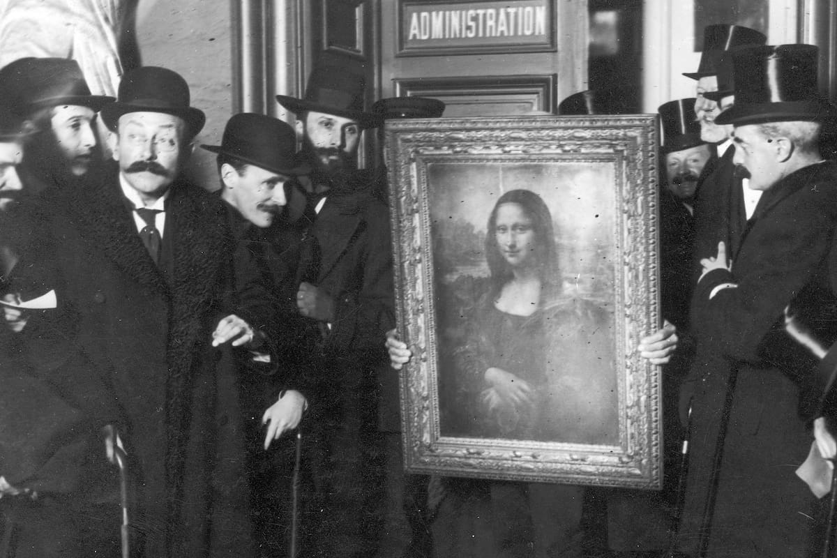 La Gioconda, de Leonardo da Vinci, al ser devuelta al Louvre, a comienzos de 1914, después de ser recuperada tras el robo de Peruggia