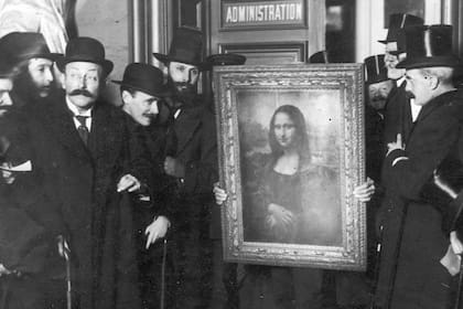 La Gioconda, de Leonardo da Vinci, al ser devuelta al Louvre, a comienzos de 1914, después de ser recuperada tras el robo de Peruggia