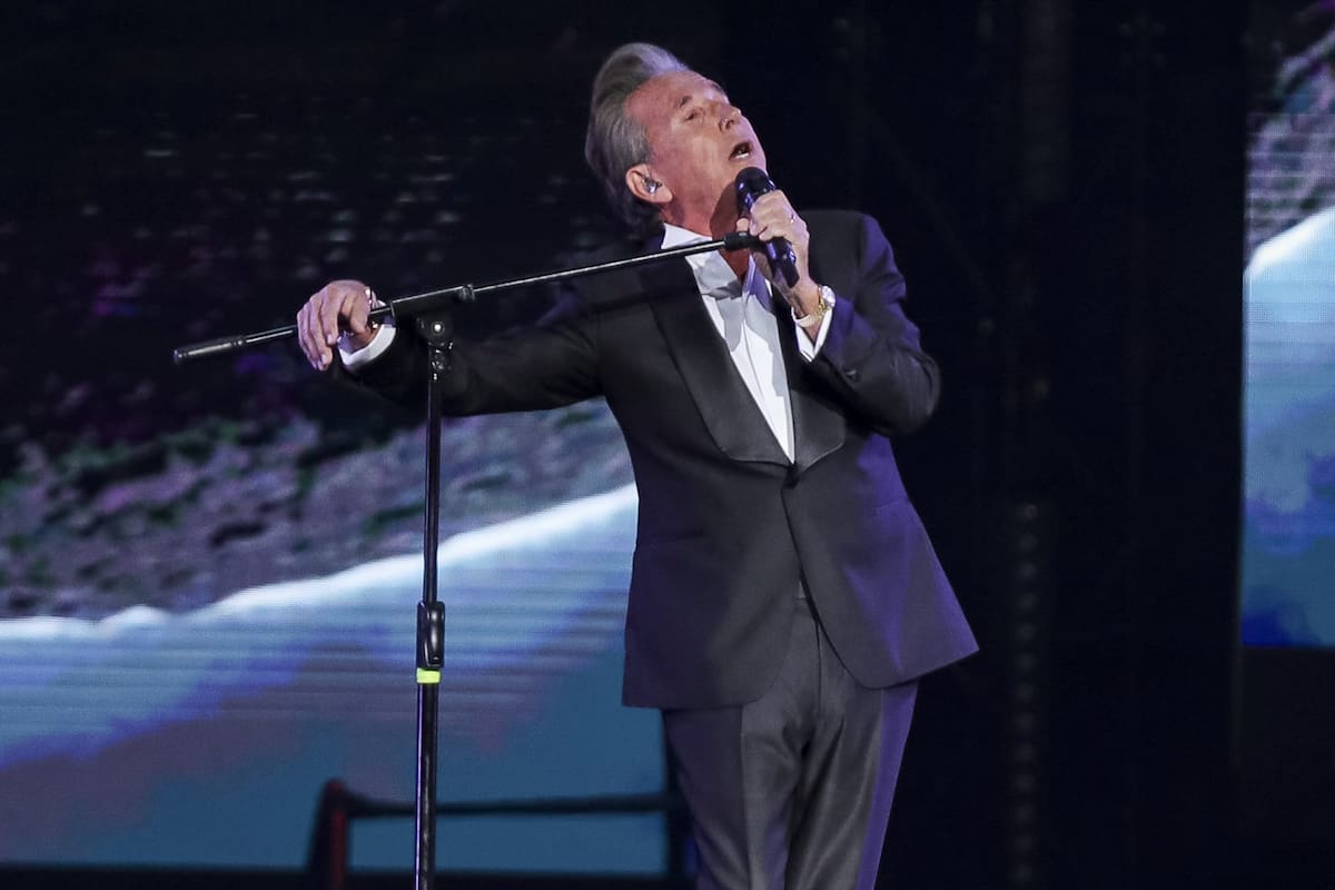 La gira combina canciones de distintas etapas de la carrera de Montaner; entre las anunciadas para el repertorio aparecen “Me Va A Extrañar”, “Tan Enamorados”, “La Cima Del Cielo” y “Castillo Azul”