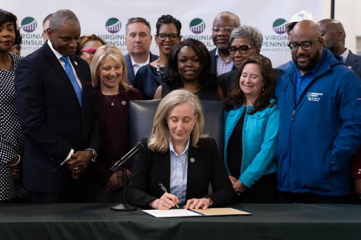 La gobernadora Abigail Spanberger firmó dos leyes que generarían más oportunidades laborales en Virginia