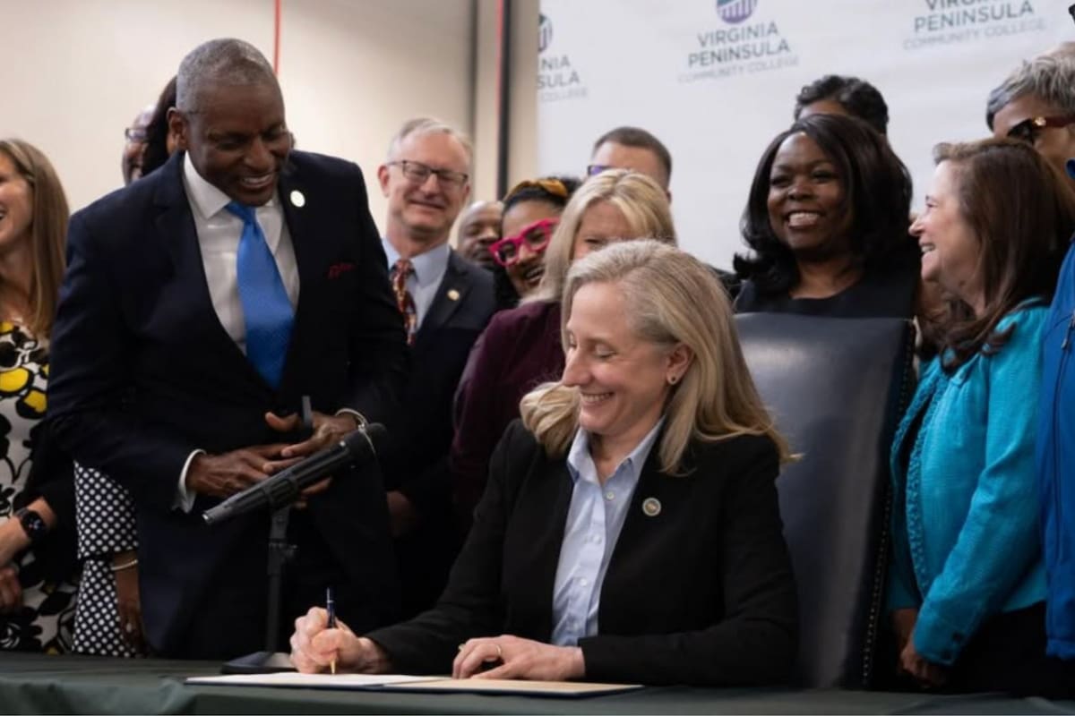 La gobernadora Abigail Spanberger firmó un paquete de leyes sobre trabajo en Virginia