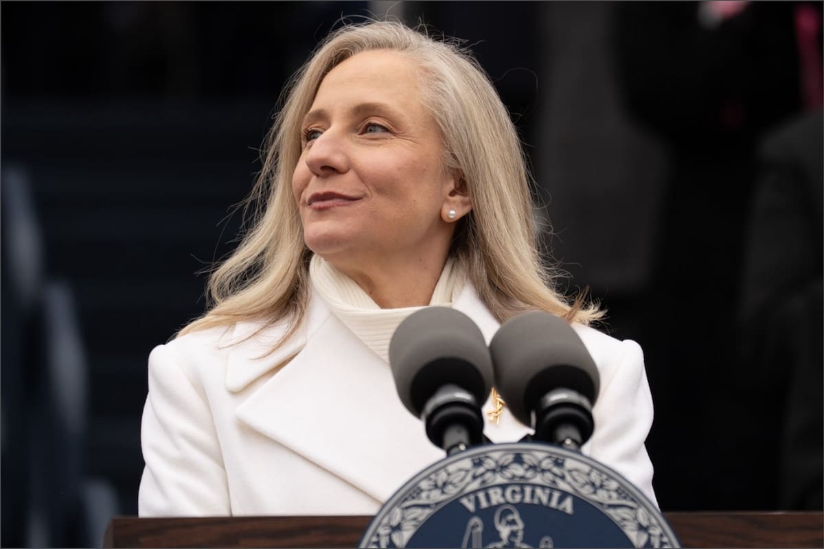 La gobernadora Abigail Spanberger resaltó el apoyo brindado por los inmigrantes que recibieron la naturalización en Estados Unidos