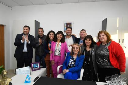 La gobernadora Alicia Kirchner junto a parte de su gabinete durante la reinaguración de la sede de la cartera educativa de Santa Cruz
