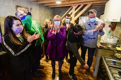 La gobernadora Alicia Kirchner junto al vicegobernador Eugenio Quiroga y los candidatos a diputados Gustavo González y Moira Lanesan, en la inauguración de una red de gas en Río Gallegos