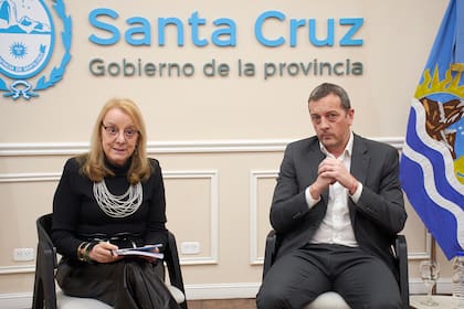 La gobernadora Alicia Kirchner junto al ministro de Economía, Ignacio Perincioli, en la Casa de Gobierno de Santa Cruz