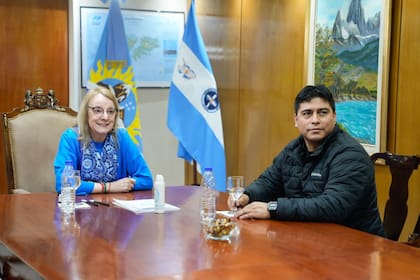 La gobernadora Alicia Kirchner y el gobernador electo Claudio Vidal, reunidos en la gobernación santacruceña