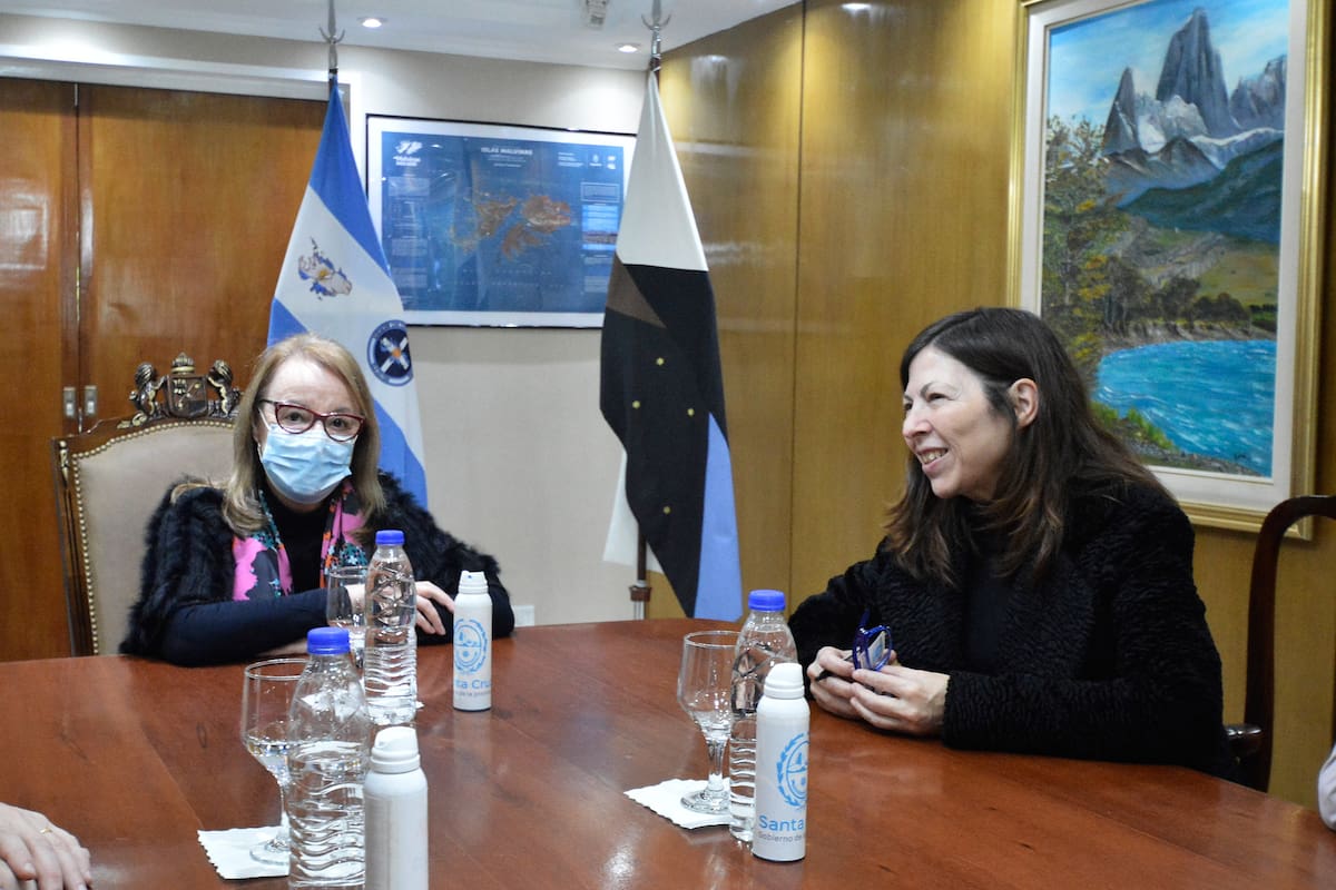 La gobernadora Alicia Kirchner y la ministro de Economía Silvina Batakis en su último día gestión en Río Gallegos, Santa Cruz.