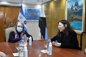 La gobernadora Alicia Kirchner y la ministro de Economía Silvina Batakis en su último día gestión en Río Gallegos, Santa Cruz.