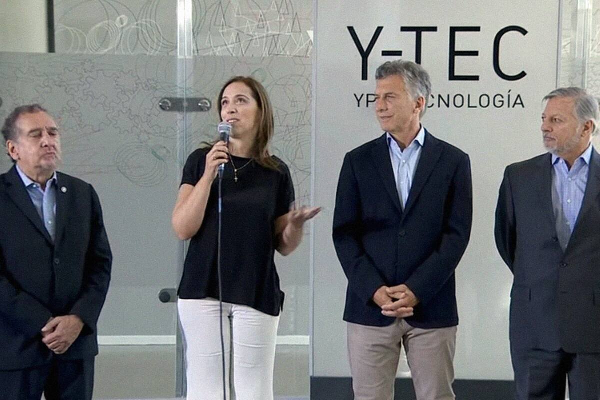 La gobernadora bonaerense compartió un acto con el Presidente y lanzó un dardo contra el jefe de Camioneros por la protesta del 21 de febrero
