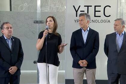 La gobernadora bonaerense compartió un acto con el Presidente y lanzó un dardo contra el jefe de Camioneros por la protesta del 21 de febrero