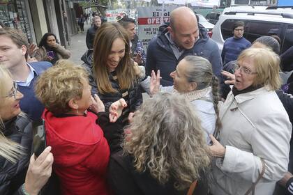 La gobernadora con vecinos y el intendente de Quilmes, Martiniano Molina