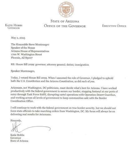 La gobernadora de Arizona firmó el veto para evitar que el estado deba colaborar con ICE