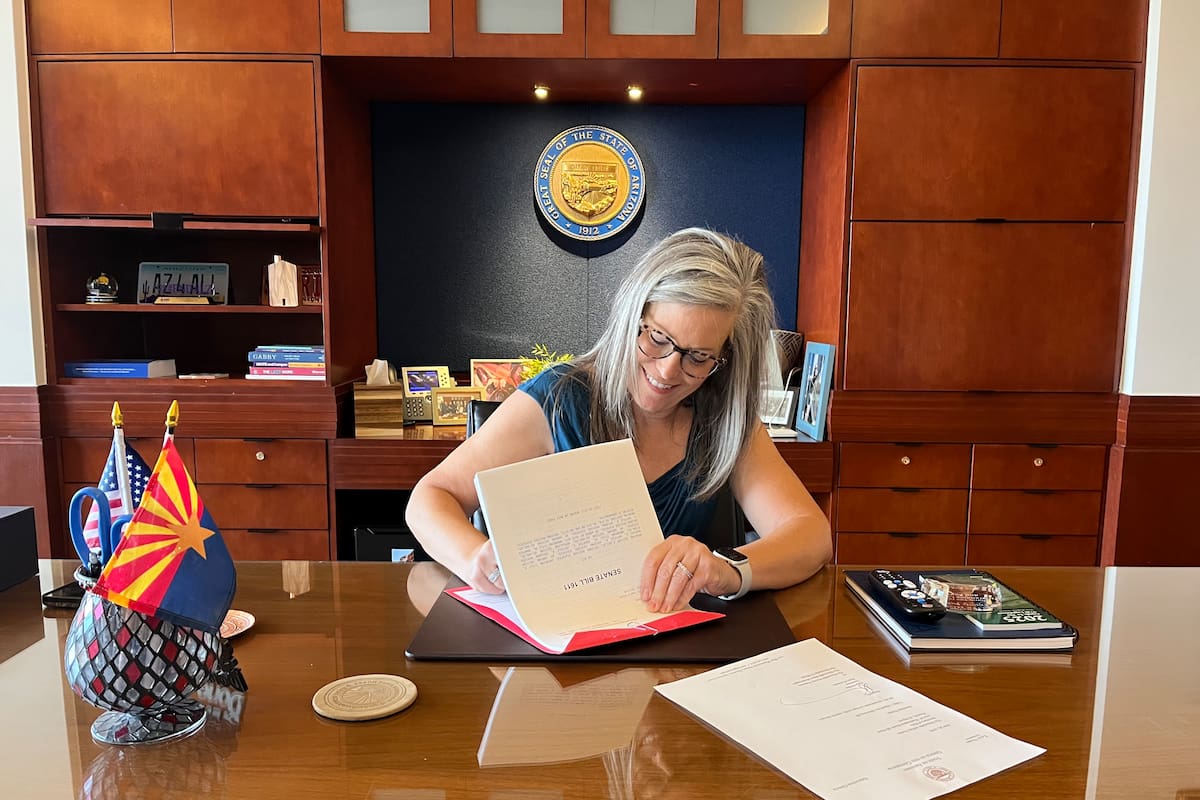 La gobernadora de Arizona, Katie Hobbs, anunció la cancelación de las deudas médicas para residentes del estado (X/@GovernorKatieHobbs)