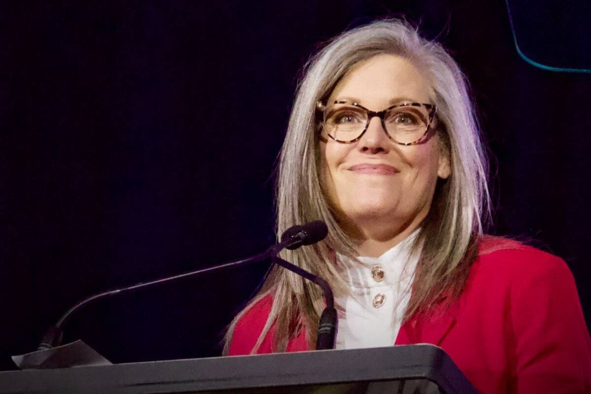 La gobernadora de Arizona, Katie Hobbs, anunció su candidatura para la reelección