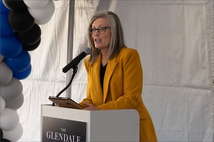 La gobernadora de Arizona, Katie Hobbs, recordó los problemas económicos que sufrió durante la crisis de 2008