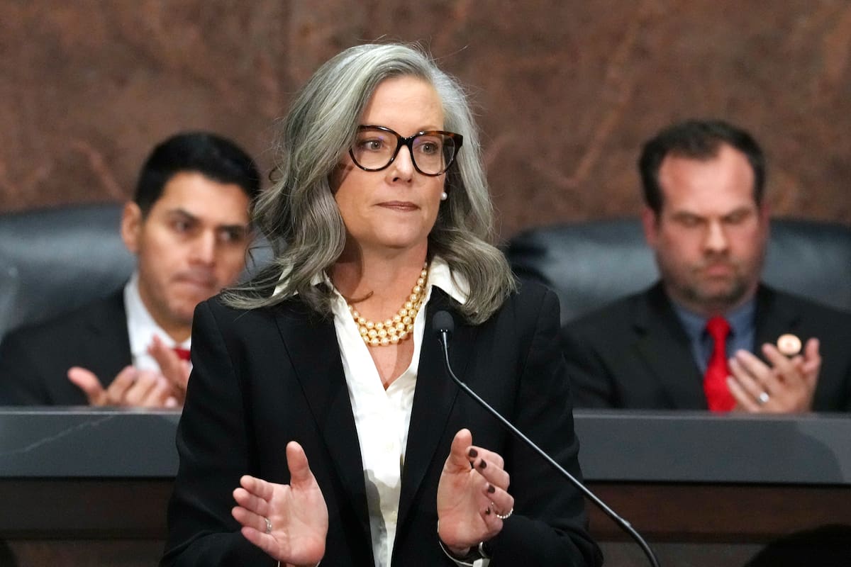 La gobernadora de Arizona, Katie Hobbs, utilizó su experiencia personal para promover una asistencia para el pago inicial y alivio en tasas de interés a compradores de viviendas primerizos en el estado