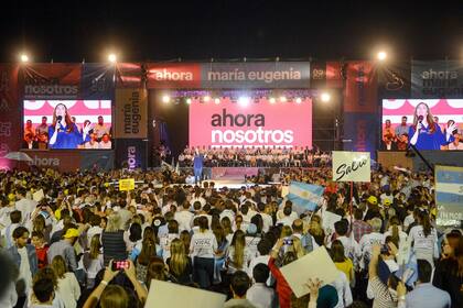 Otra toma del público presente en el acto de cierre de Vidal en Vicente López