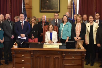 La gobernadora de Iowa, Kim Reynolds, firmó la ley que permite deportar a ciertos inmigrantes