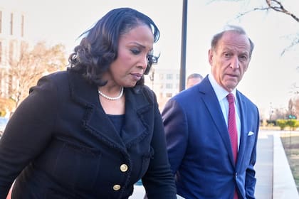 La gobernadora de la Reserva Federal de Estados Unidos, Lisa Cook, llega a la sede de la Corte Suprema en Washington