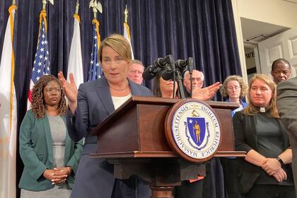 La gobernadora de Massachusetts, Maura Healey inauguró una nueva práctica para la lotería (AP Foto/Steve LeBlanc)