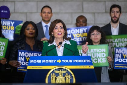 La gobernadora de Nueva York aseguró que la ayuda estatal a pueblos y ciudades pequeñas aumentó "un 60%" bajo su administració
