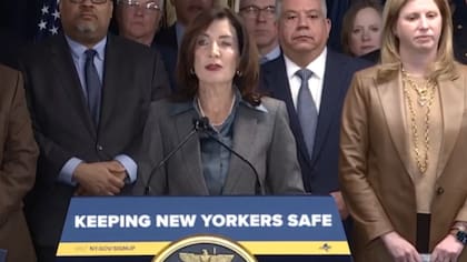 La gobernadora de Nueva York aseveró que el ICE no debería necesitar la colaboración de la policía local y propuso una ley