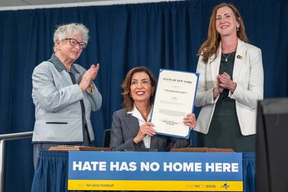 La gobernadora de Nueva York firma una nueva normativa en contra de la discriminación en los campus universitarios