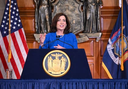 La gobernadora de Nueva York firmó un paquete de legislaciones de tránsito