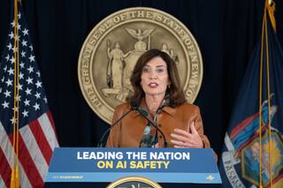 Kathy Hochul, sobre la tormenta que se avecina en Nueva York: “El oleaje peligroso y las inundaciones representan una amenaza muy real”