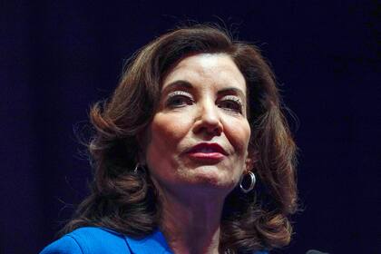 La gobernadora de Nueva York, Kathy Hochul, anunció la resurrección de las tarifas de peaje que había suspendido en junio (AP Foto/Seth Wenig, Archivo)