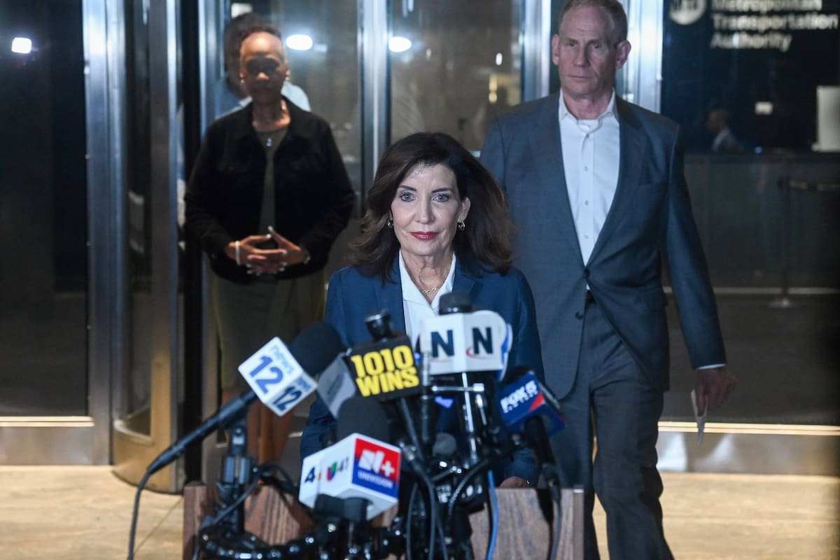 La gobernadora de Nueva York, Kathy Hochul, informó en una rueda de prensa el fin de la huelga y la reanudación del servicio ferroviario del LIRR