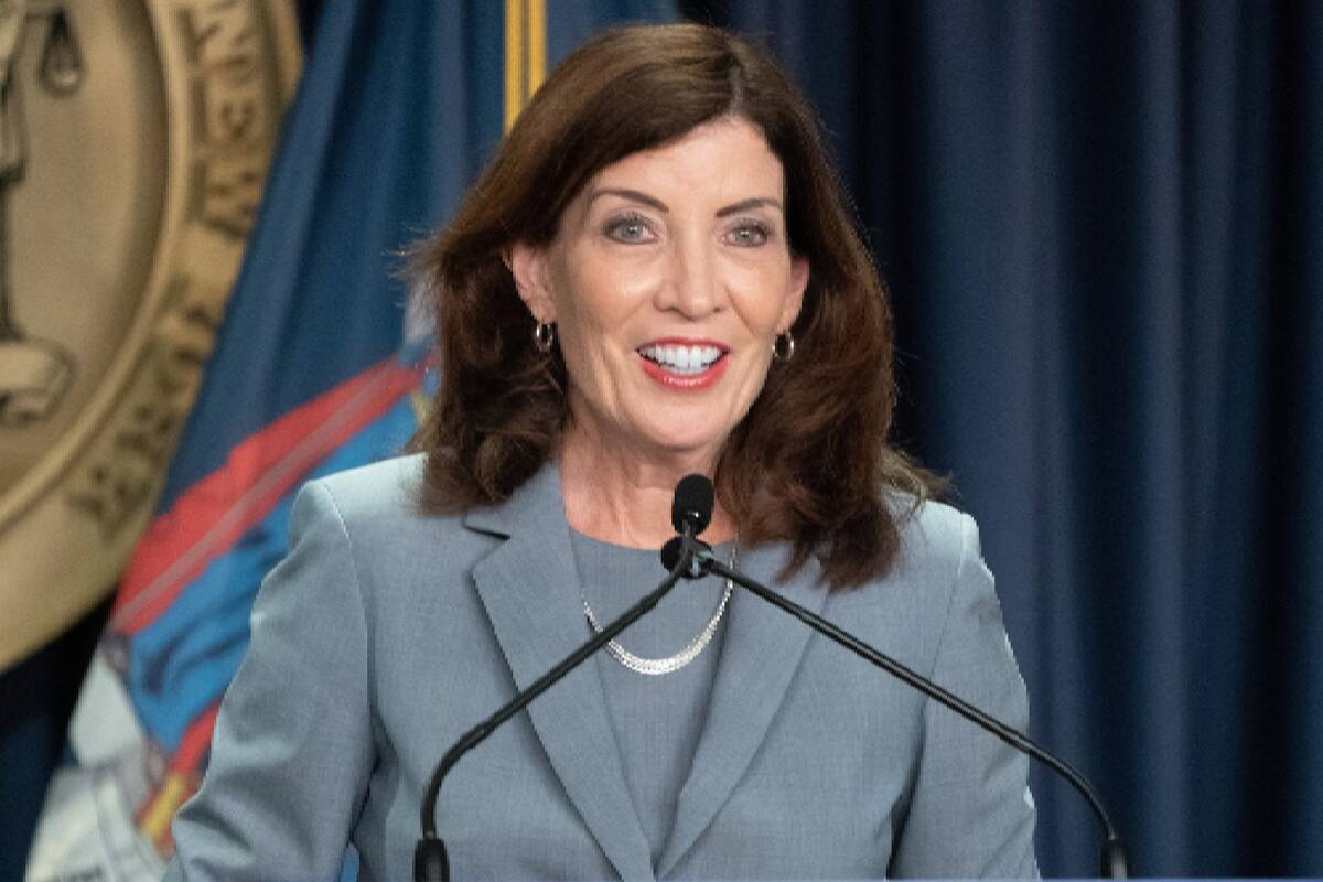 La gobernadora de Nueva York, Katy Hochul, considera una medida sin precedentes para los solicitantes de asilo