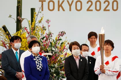 La gobernadora de Tokio, Yuriko Koike, y la presidenta de Tokio 2020, Seiko Hashimoto, usan máscaras faciales mientras asisten al Gran Comienzo del Relevo de la Antorcha Olímpica de Tokio 2020