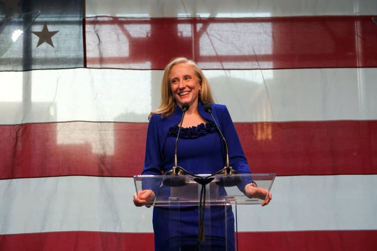 La gobernadora de Virginia, Abigail Spanberger, promulgó una serie de leyes diseñadas para aumentar el salario mínimo estatal de forma gradual hasta alcanzar los US$15 por hora en 2028