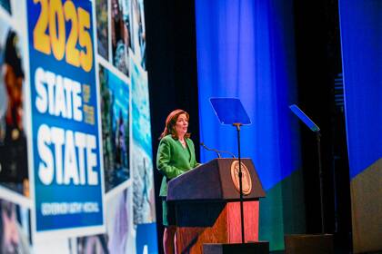 La gobernadora del estado de Nueva York, Kathy Hochul, delineó una ambiciosa agenda enfocada en la asequibilidad como eje central (Albany, NY- Governor Kathy Hochul delivers 2025 State of the State Address in the Kitty Carlisle Theatre (Darren McGee/ Oficina de la gobernadora Kathy Hochul)