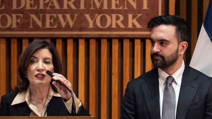 La gobernadora del estado de Nueva York, Kathy Hochul, y el alcalde la ciudad de Nueva York, Zohran Mamdani, enfrentan la tormenta invernal en Nueva York este 23 de enero de 2026. (AP foto/Yuki Iwamura)
