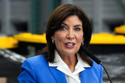 La gobernadora del estado de Nueva York, Kathy Hochul, impulsa un plan de viviendas asequibles en el condado de Warren (Foto AP/Julia Nikhinson)