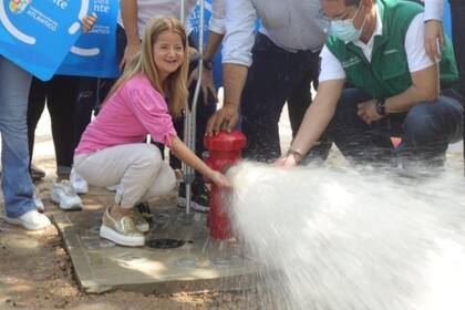 La gobernadora Elsa Noguera puso en funcionamiento el acueducto local (Foto: Prensa Gobernación del Atlántico)