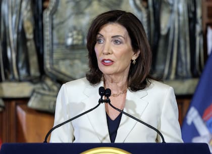 La gobernadora Hochul apuntó contra Trump por la reducción de los fondos estatales en Nueva York