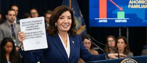 Hochul dicta nuevas normas para reducir el precio del seguro del auto en Nueva York