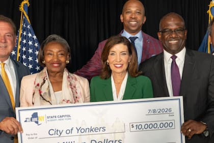 La gobernadora Hochul entregó un cheque simbólico a las autoridades de Yonkers